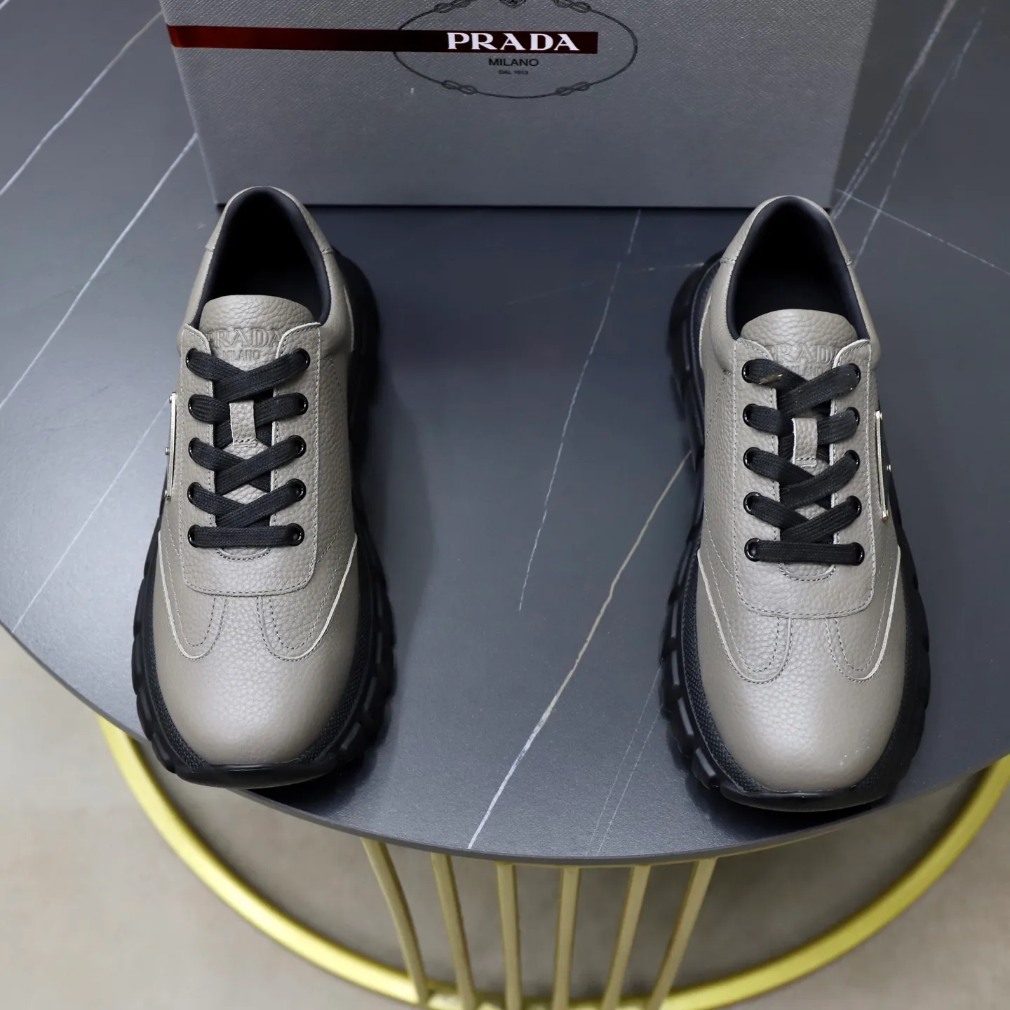 Factory price: 720💰Top original order Brand: PRADA (Prada) Standard code: Men's size 38/44 (45 can be customized) Grade: Same as the official website Material: Original cowhide stitching, cowhide lining, original combination two-color wear-resistant soft outsole Style category: casual sports version, young fashion, European and American trend, British style Color: actual picture color